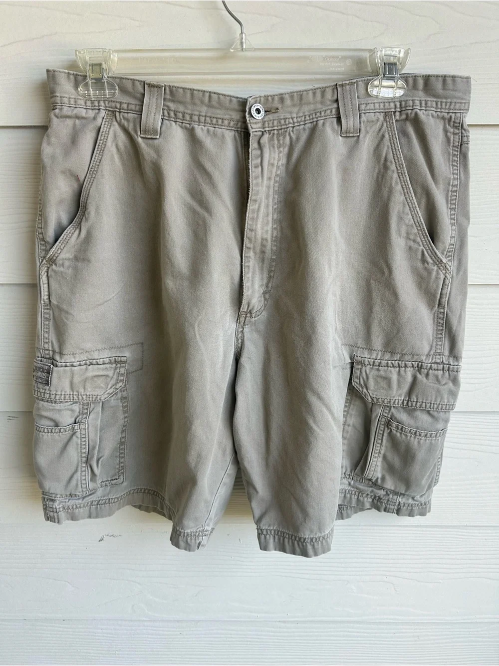 Wrangler Men's Cargo Shorts in Light Gray-Taupe